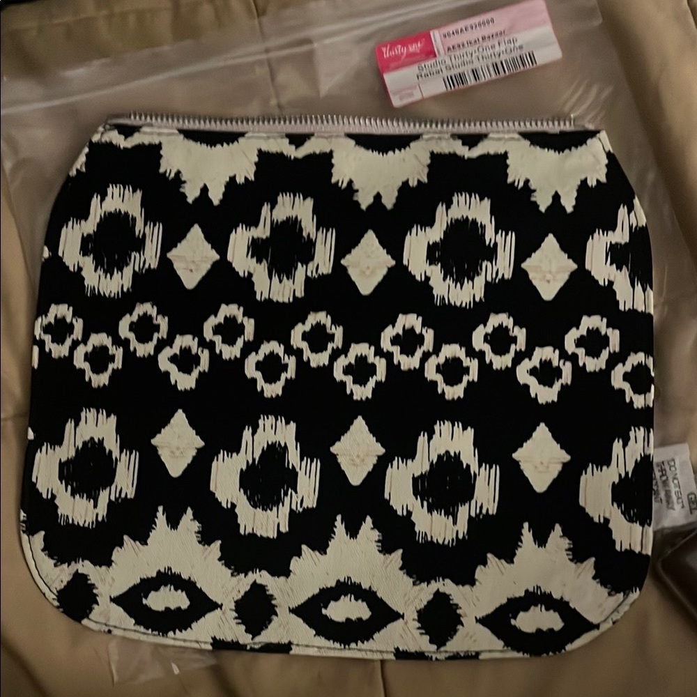 NIP! Thirty-One Black & Cream Zip Flap IKAT Bazaar Compatible w/Studio bag. - Picture 3 of 4